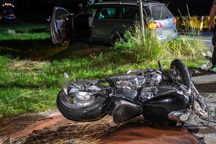 Das Motorrad liegt auf dem Boden.