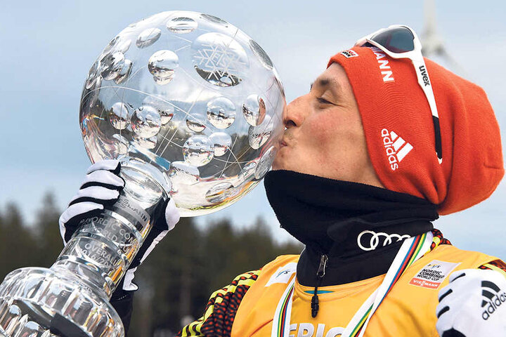Ehre wem Ehre gebührt! Eric Frenzel räumte nicht nur bei der WM ab, sondern sicherte sich auch die große Kristallkugel für den Sieg im Gesamtweltcup.