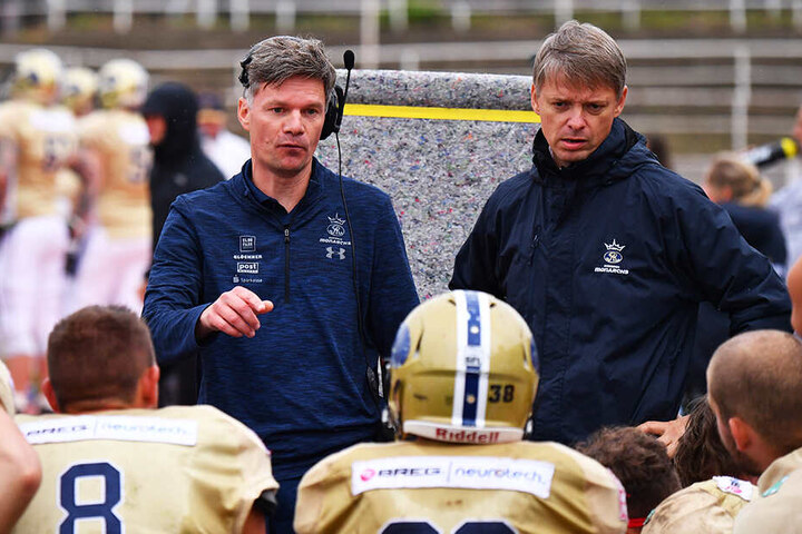 Die Ansagen von Headcoach Ulrich Däuber (h.l.) und Defense Coordinator Thomas Stantke haben gefruchtet.