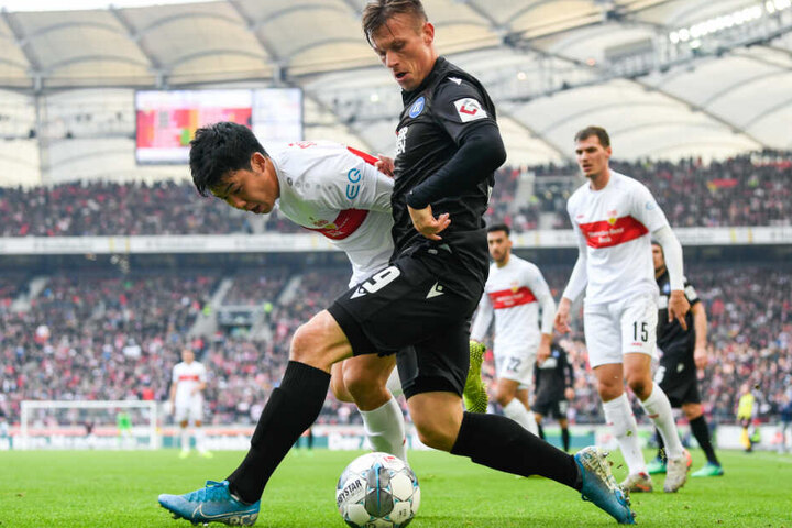 Wataru Endo (l) vom VfB Stuttgart in Aktion gegen Marvin Pourie (r) vom Karlsruher SC