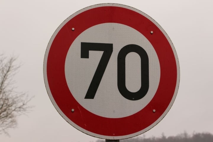 Die Unbekannten hängten einfach ein Tempo 70-Schild in der Nähe der Schule auf. (Symbolbild)