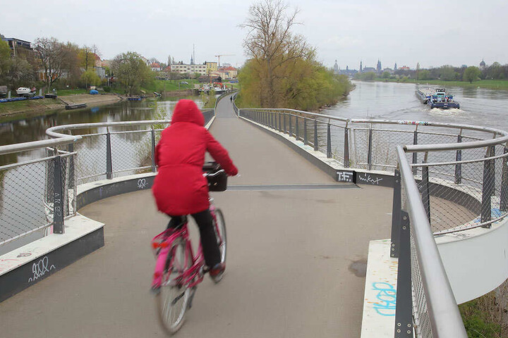 Blick von der Brücke in Richtung Tatort in Höhe des Hafens.