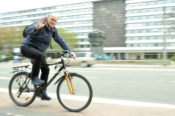 Stadtrat Bernhard Herrmann (51) auf dem riskanten Radweg in der Brückenstraße.