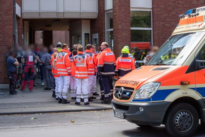 Die Bauarbeiter wurden von einem Kleber gereizt.