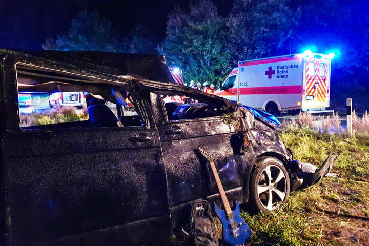 Die Insassen des Kleinbusses kamen schwer verletzt ins Krankenhaus.