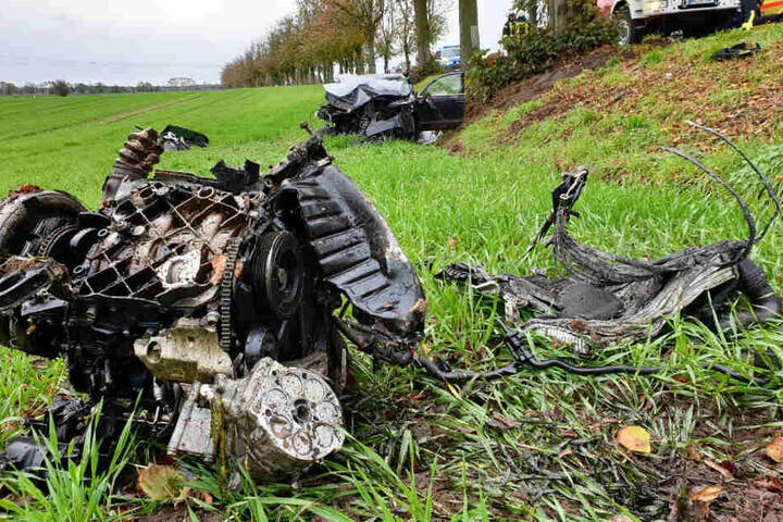 Der Motorblock liegt auf dem Feld.