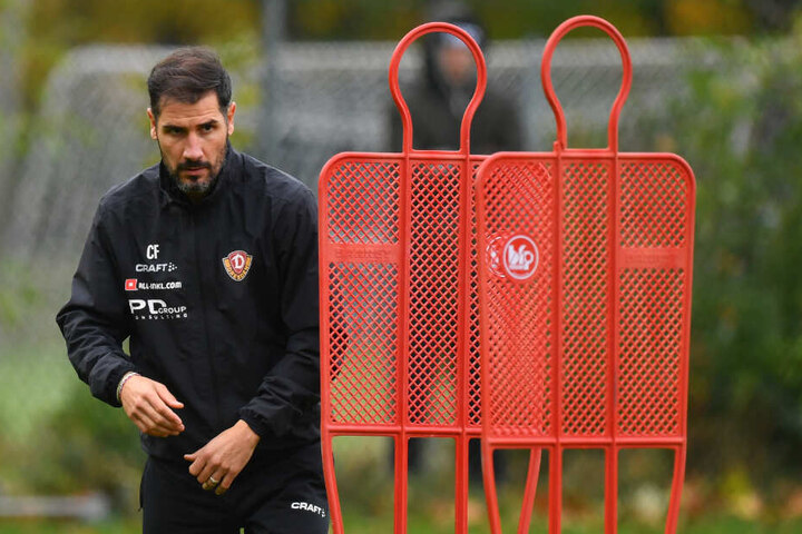 Dynamo-Coach Cristian Fiel am Dienstag beim Training. Er schaut konzentriert. Das müssen seine Jungs auch sein, um gegen Wiesbaden bestehen zu können.