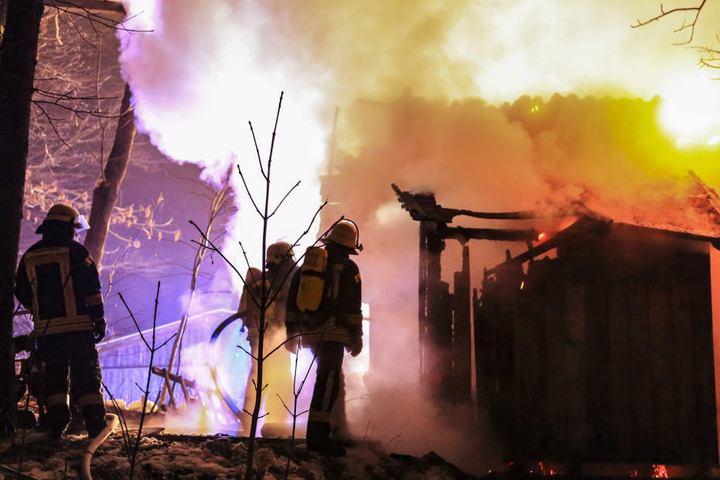 Die Waldhütte stand lichterloh in Flammen.