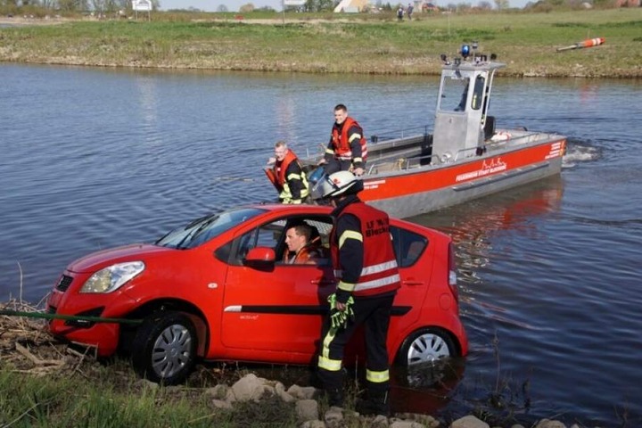 Das Fahrzeug wurde mit einer Seilwinde aus dem Wasser gezogen.