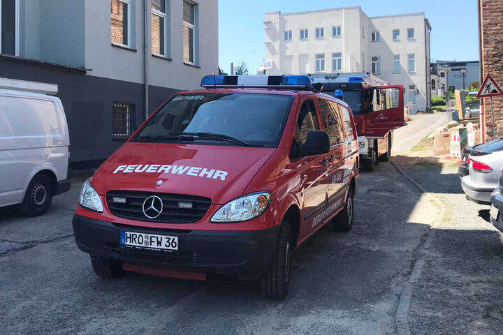 Die Feuerwehr rückte zu dem Unfall in Rostock an.