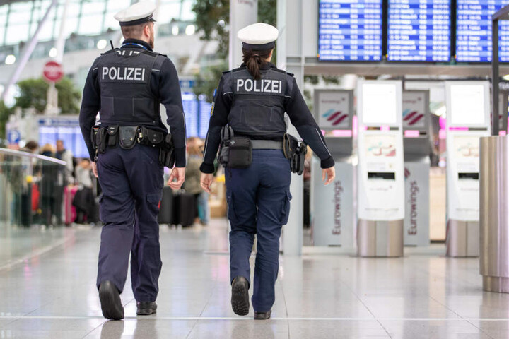 Auch die Beamten gerieten bei dem Betrunkenen ins Visier. (Archiv)