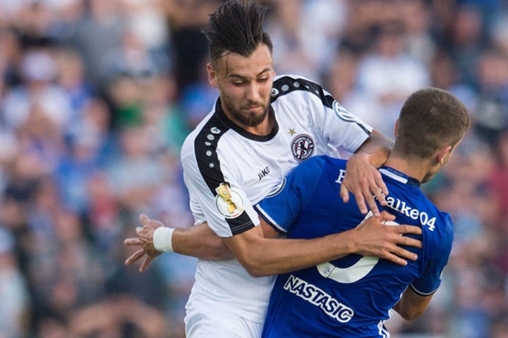 Im DFB-Pokalspiel prallte Schalkes Matija Nastasic (rechts) mit BFC Dynamos Rufat Dadashov zusammen.
