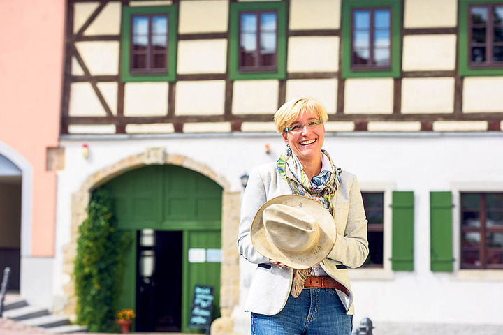 Lommatzschs Bürgermeisterin Anita Maaß (40, FDP) mit dem Terence-Hill-Hut. Diesen schenkte
der Star der Stadt. Heute ist das Stück im Museum ausgestellt.