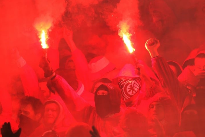Auch in deutschen Stadien wird regelmäßig Pyrotechnik gezündet. Hier hüllen Anhänger von Union Berlin ihren Block in Rauch.