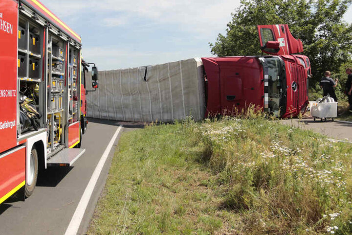 Nach Polizeiangaben war dem Lastwagen ein anderes Fahrzeug auf dem falschen Fahrstreifen entgegen gekommen.