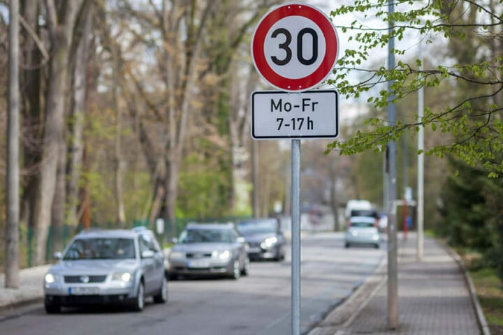 Runter vom Gas: Tempo 30 nur vor Schulen, Kitas und Seniorenheimen oder in der ganzen Stadt. Darüber streitet der Stadtrat.