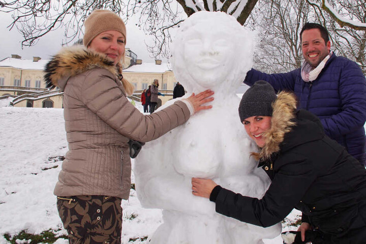 Volle Lippen, praller Busen: Bei dieser Schneefrau legten die Erbauer ordentlich Hand an.