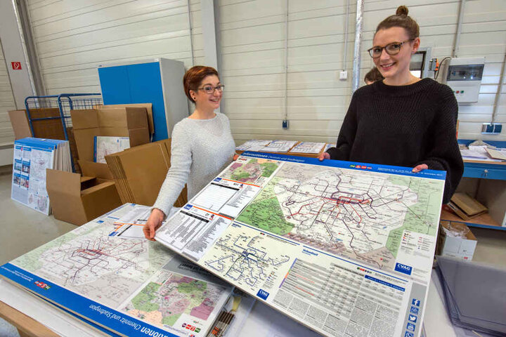 Das "neue Netz" startet am Sonntag. Susanne Herold (25, l.) und Sarah Koch (28) mit den neuen Netzplänen, die ab heute ausgeliefert werden.