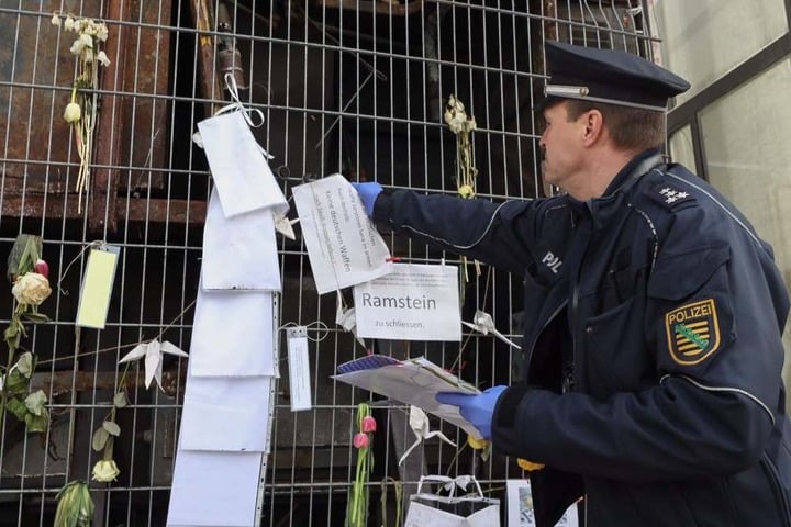 Zuvor hatte die Polizei Spuren am Monument gesichert.