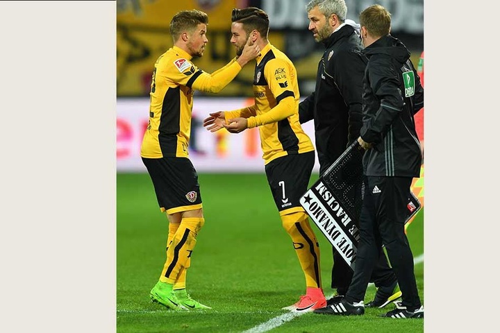 Gegen Braunschweig kam Niklas Kreuzer (2.v.l.) für Patrick Möschl in die Partie.