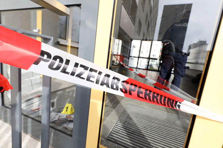 Ein Hausbewohner hatte die Polizei alarmiert, nachdem er Blutspuren im Treppenhaus entdeckt hatte.