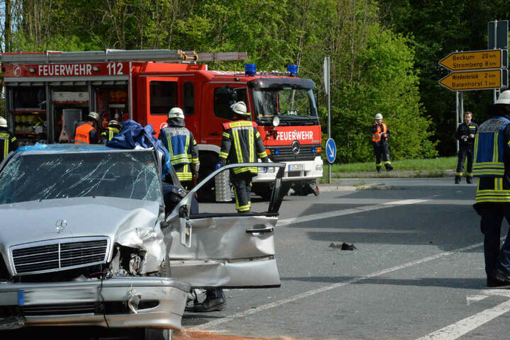 Mit schwerem Gerät musste der 73-Jährige aus seinem Auto befreit werden.