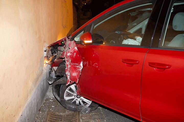 Der Seat Alhambra erlitt deutlich sichtbare frontale Schäden.