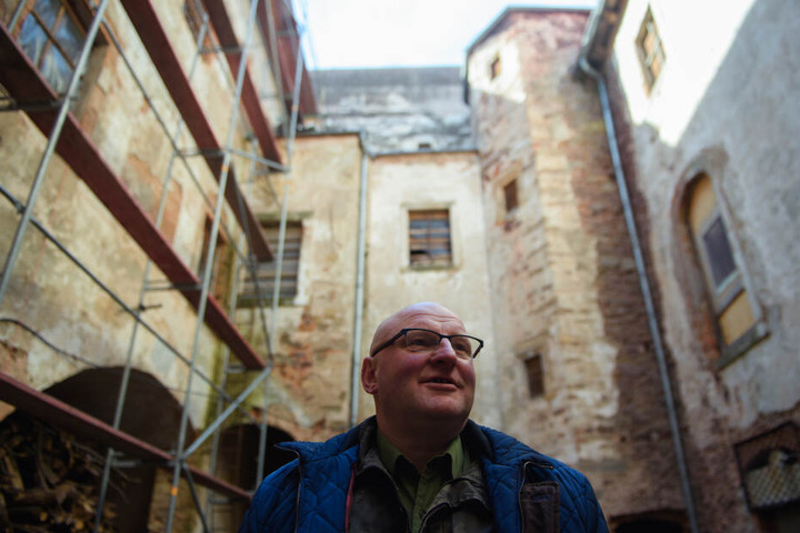 Piotr Koper steht im Innenhof des Palac Struga (Schloss Adelsbach).