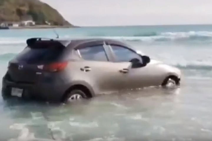 Haruethai Leeprasertphat (32) fand sich mit ihrem Auto im Meer wieder.