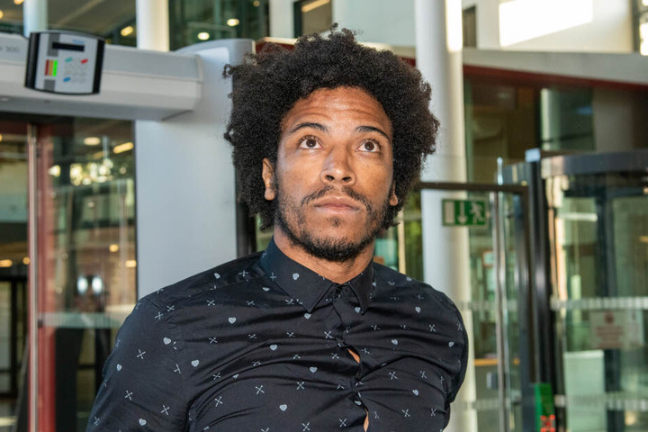 Caiuby da Silva betritt das Amtgericht. Der Staatsanwalt fordert Haft auf Bewährung und eine Geldstrafe wegen Körperverletzung.
