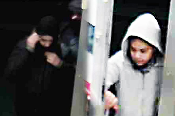 Die Kriminalpolizei Köln fahndet nun mit Fotos aus einer Überwachungskamera nach den Tätern.