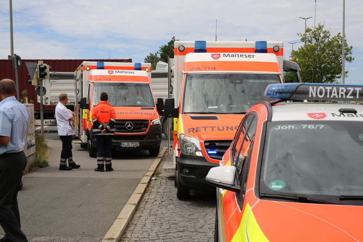 Rettungsdienst und Notarzt rückten an, um sich um die Fahrgäste und den Busfahrer zu kümmern.