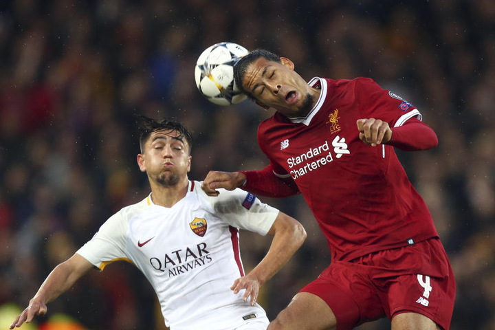 FC Liverpool - AS Rom: Virgil Van Dijk (r) vom FC Liverpool gegen Cengiz Under vom AS Rom.