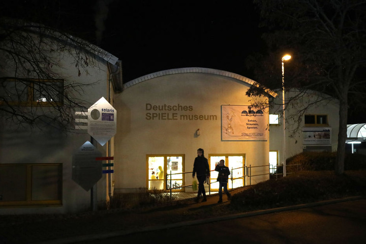 Der Fuchs irrte apathisch am Spielemuseum herum.