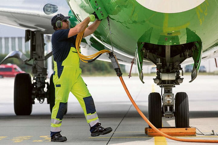 Hier wird der Jet zum Spritsparen an die lange Leine gelegt: Damit die Triebwerke abgeschaltet werden können, wird die Boeing über ein Verlängerungskabel mit Strom versorgt.