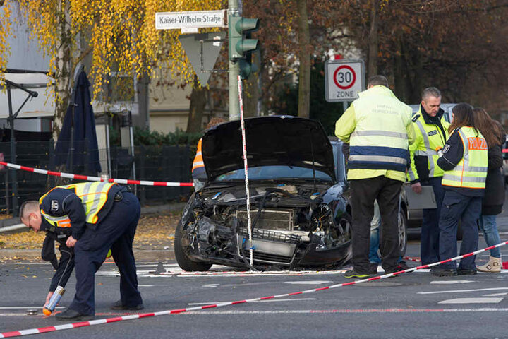 Mindestens fünf Personen sollen bei dem Unfall verletzt worden sein.