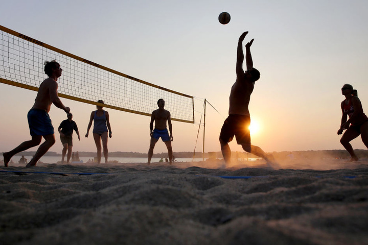 Auch das Leipziger Neuseenland profitierte. Hier spielen mehrere Sonnenanbeter Beachvolleyball am Cospudener See.