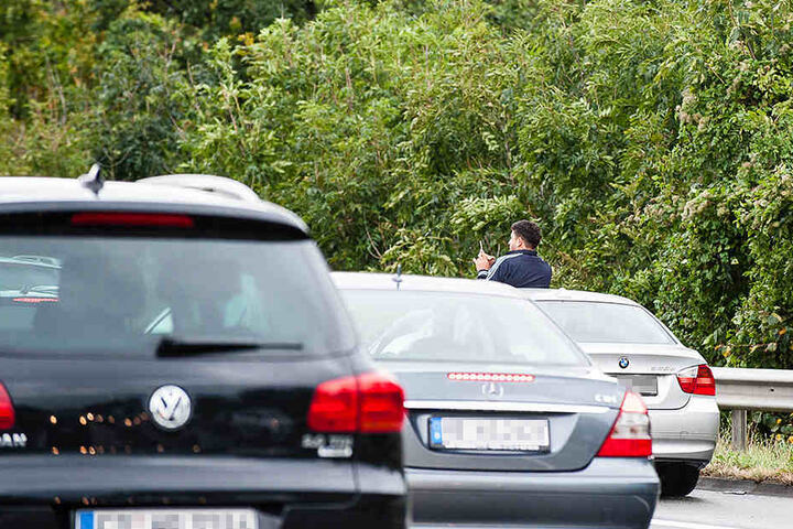 Ein Mann stellte sich in sein Auto, um aus dem Schiebedach Fotos zu machen.