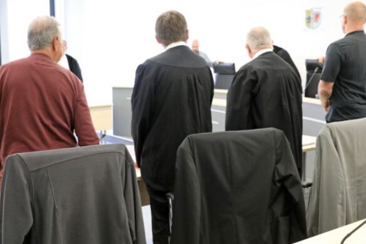 Die beiden Angeklagten und ihre Verteidiger zu Beginn des Prozesses in Rostock.