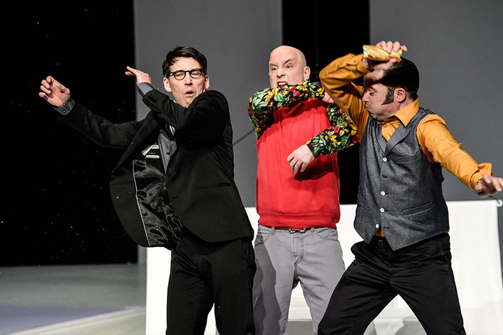 Über Kunst lässt sich
trefflich streiten – so wie die drei Freunde Serge (Marko Bullack, v.l.), Yvan
(Christian Ruth) und Marc (Philipp von Schön-Angerer)
