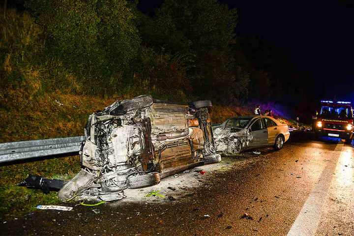 Einige der beteiligten Autos überschlugen sich bei dem Unfall.