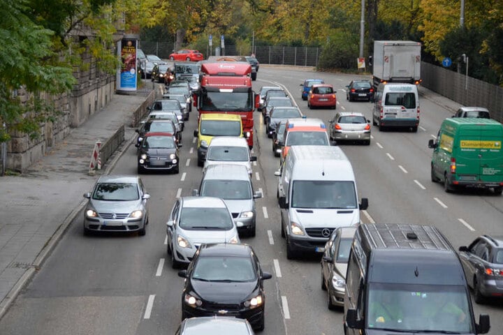 Nach dem Unfall kam es zu erheblichen Verkehrsbehinderungen.