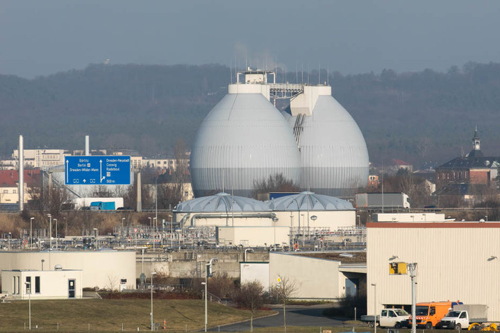 Von der Großkläranlage in Kaditz
steigt seit Wochen immer wieder übler Geruch auf. Das wird auch über die
Feiertage so bleiben. Die Eier nahe der A4 sind ein Blickfang.