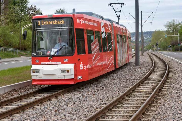 In einer Straßenbahn in Zwickau wurde die Frau ausgeraubt (Archivbild).
