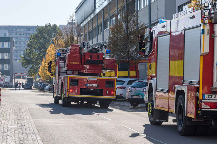 Feuerwehr, Rettungsdienst und Polizei sind mit einem Großaufgebot vor Ort.