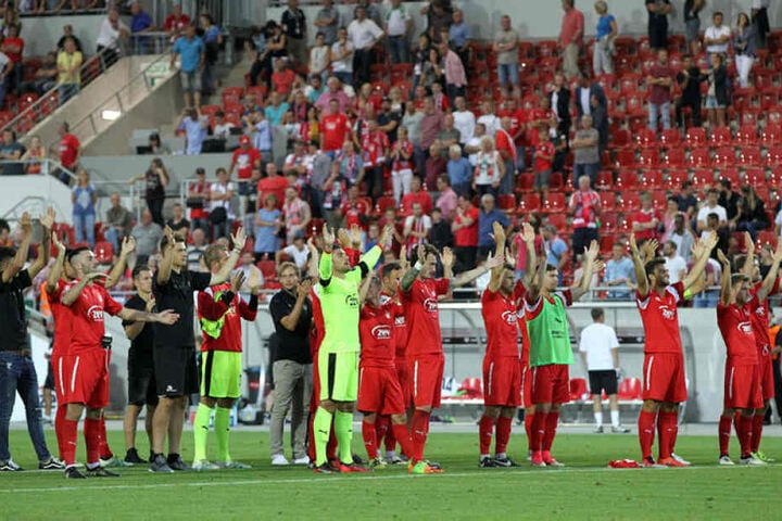 Die Zwickauer Mannschaft bedankte sich bei ihren Fans - gemeinsam hatte man wenigstens noch einen Punkt gerettet.