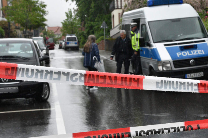 Die Polizei hat das gebiet weiträumig abgesperrt.