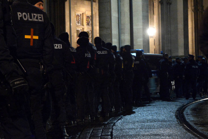 Mit einem Großaufgebot sicherte die Polizei den Fischmarkt in Erfurt ab.