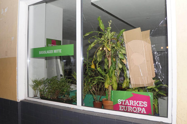 Eine der eingeworfenen Fensterscheiben des Grünen-Büros.