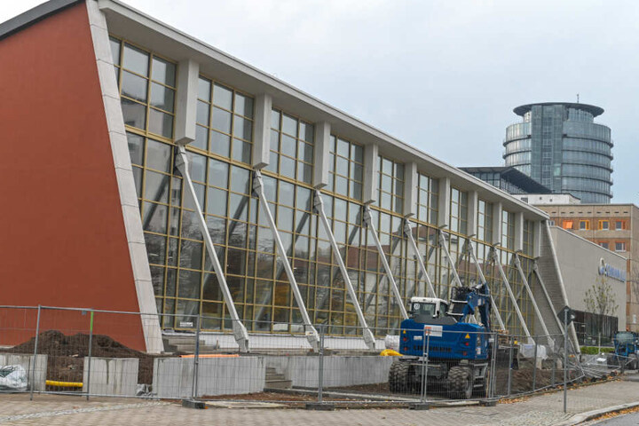 Vor der Halle wird weiter gearbeitet.